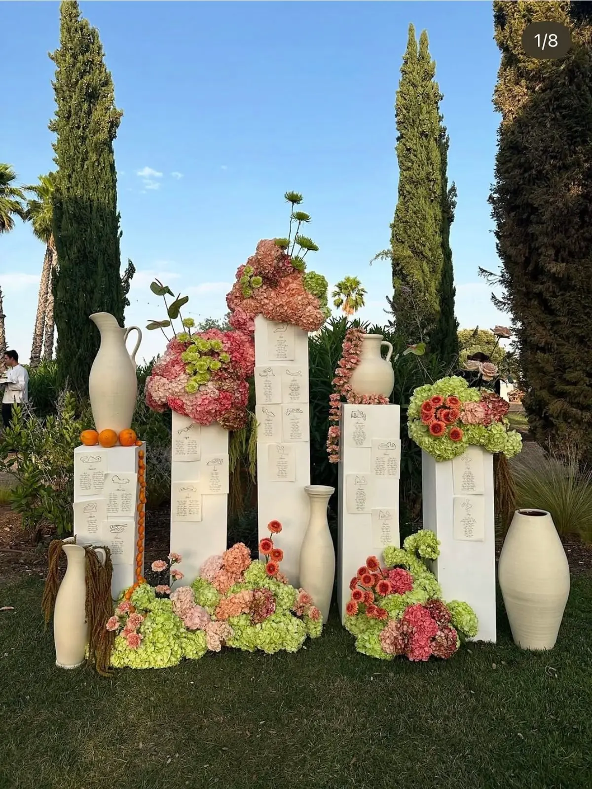 Mesa de recepción con arreglos florales