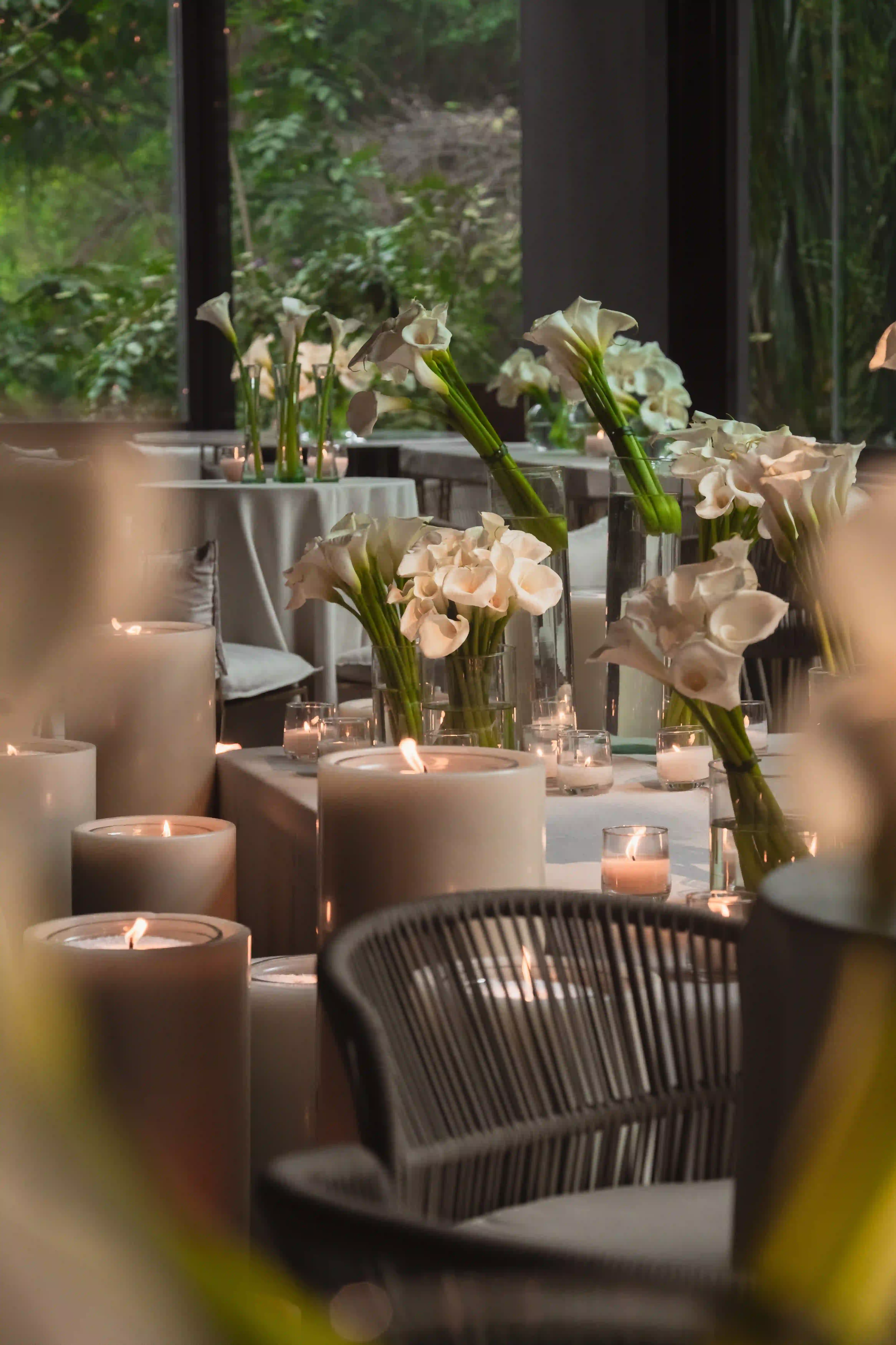Mesa de recepción con arreglos florales