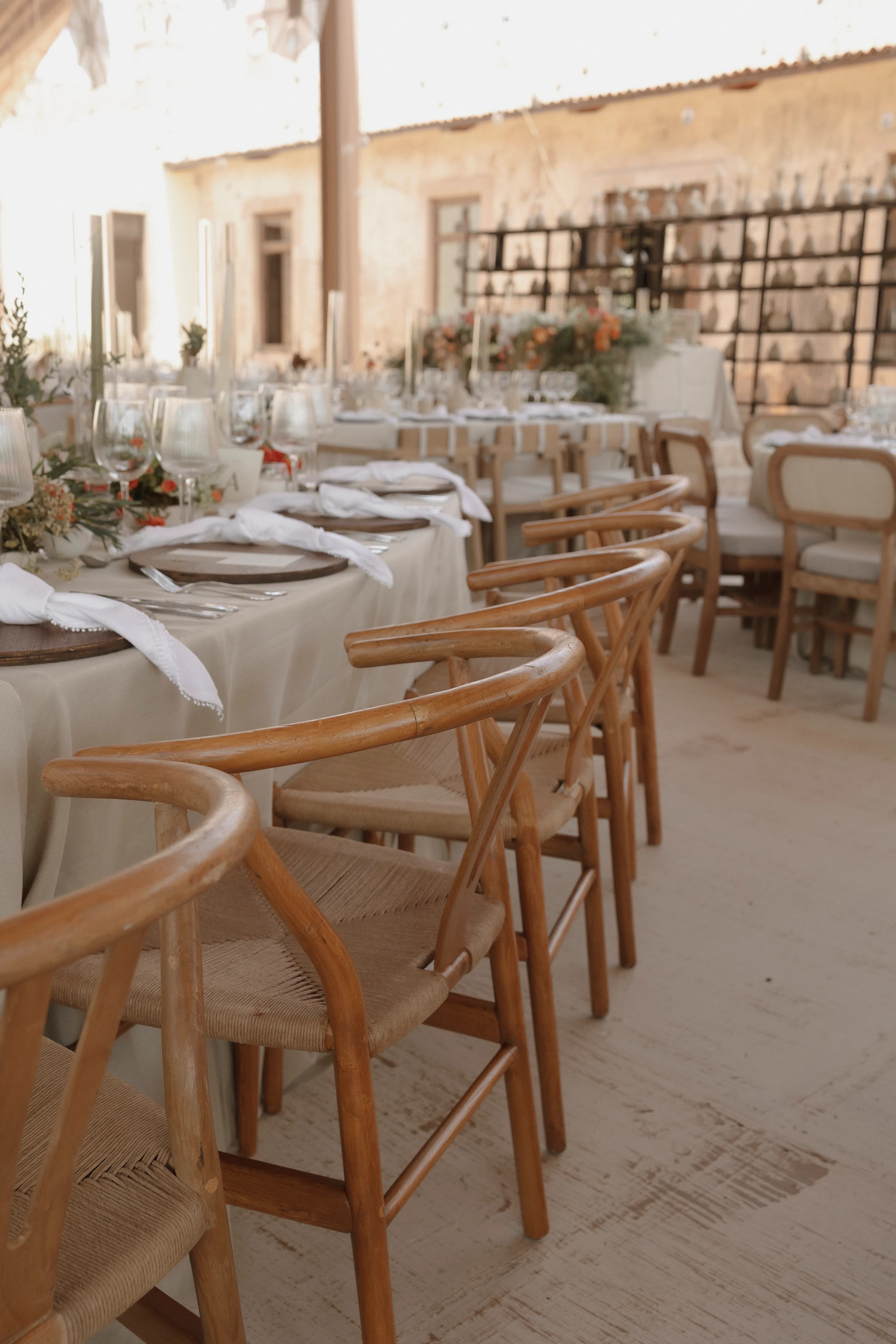 Mesa de recepción con arreglos florales