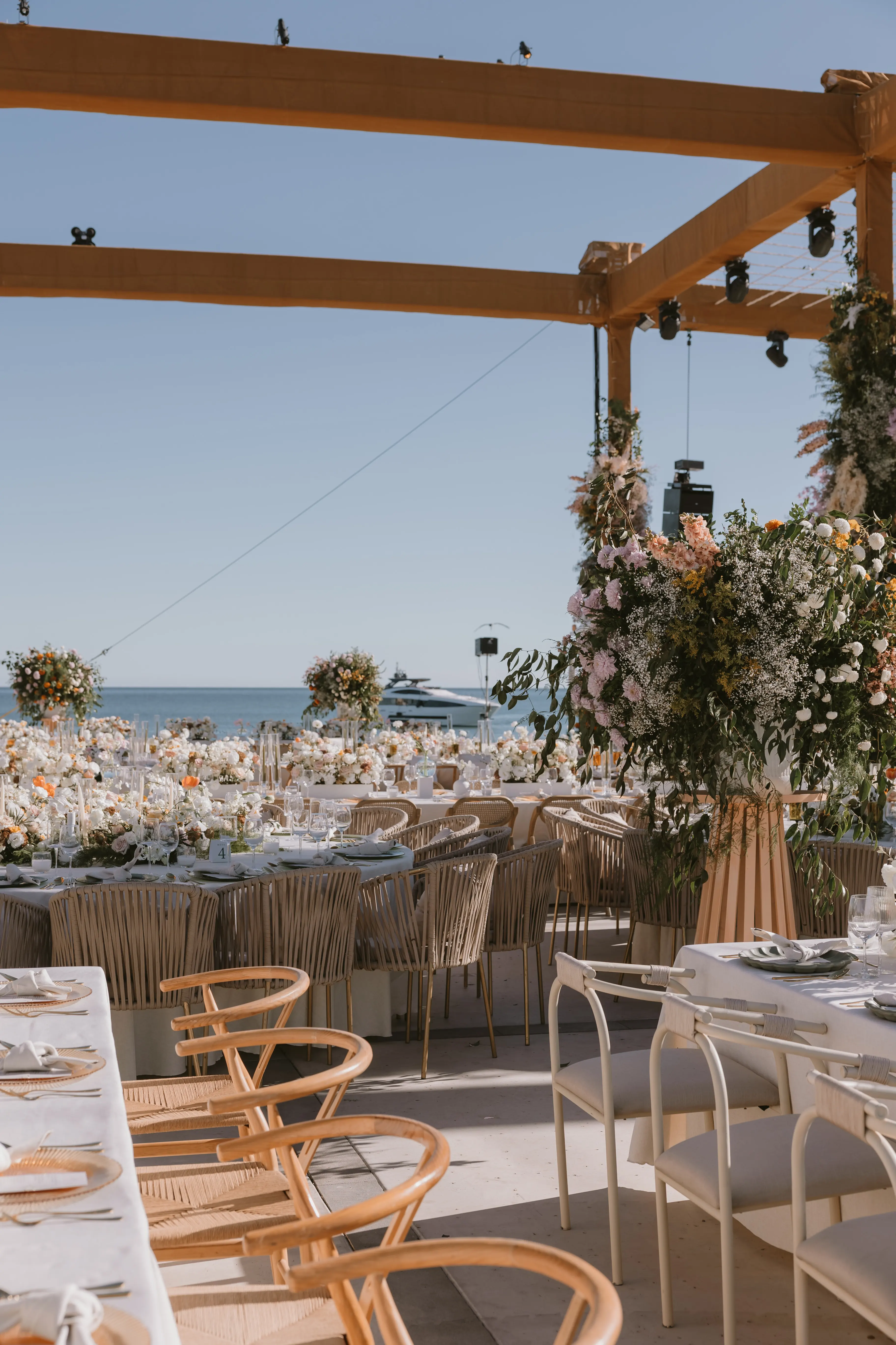 Mesa de recepción con arreglos florales