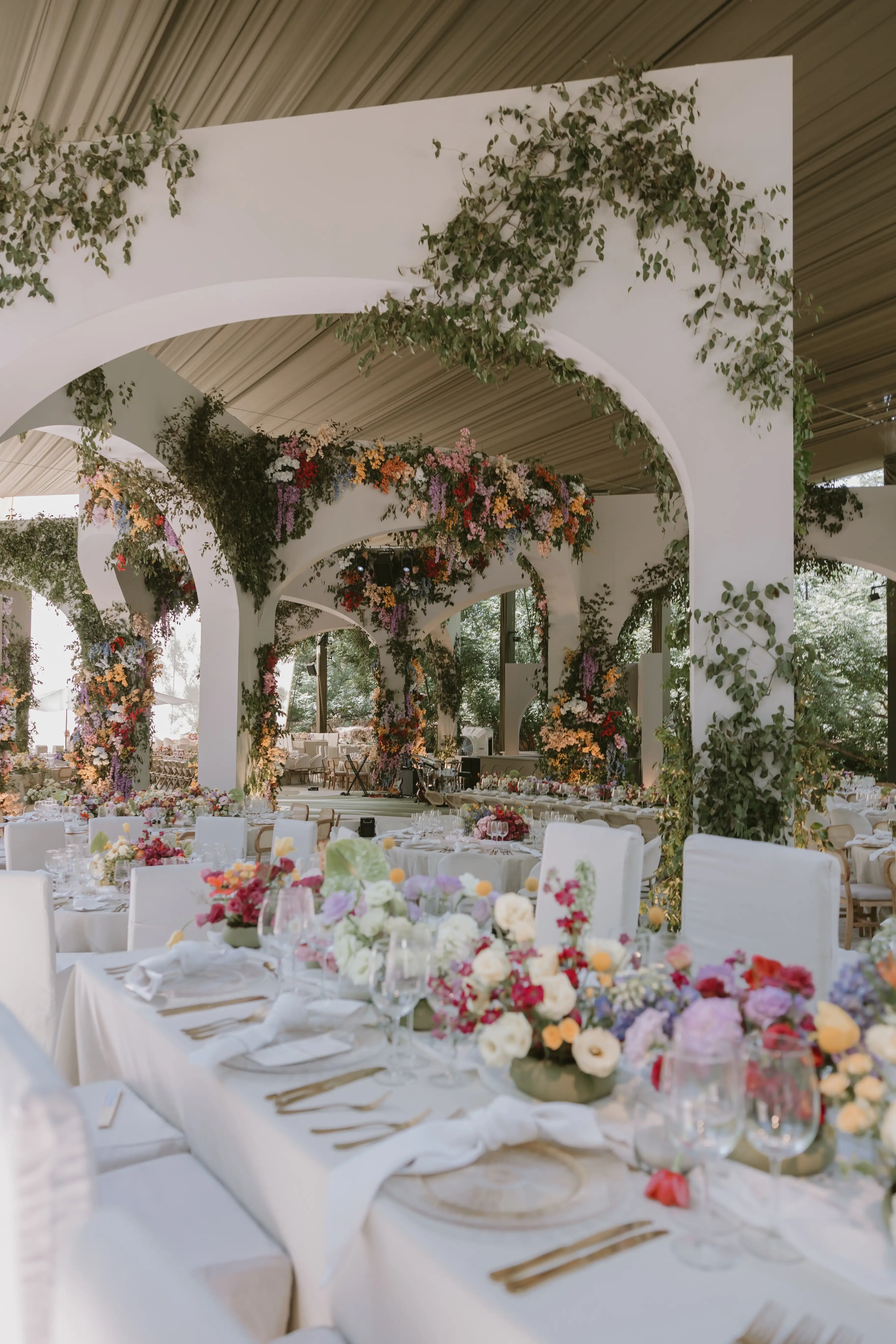 Mesa de recepción con arreglos florales