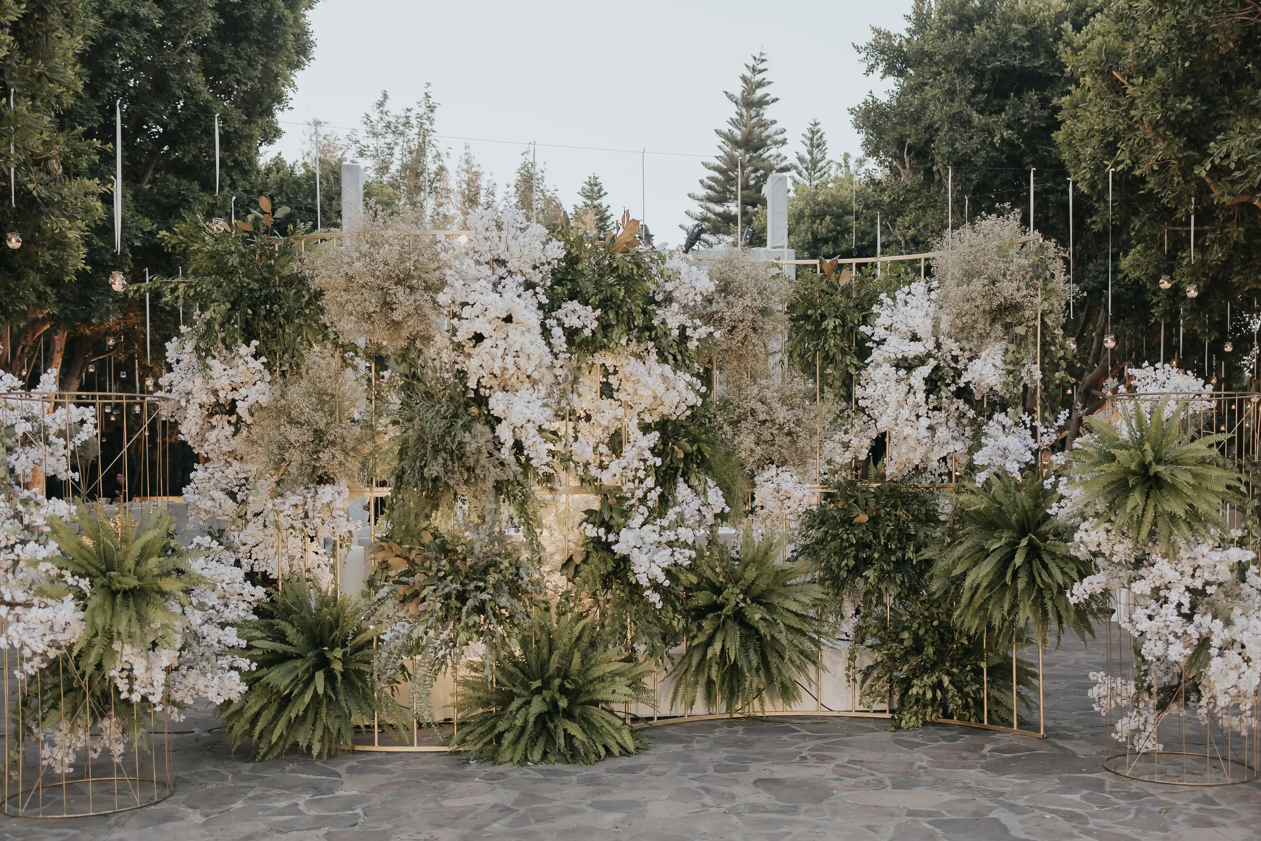 Decoración de ceremonia en bosque