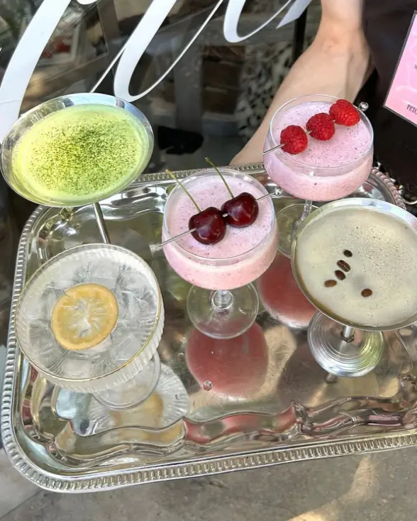 Mesa de recepción con arreglos florales