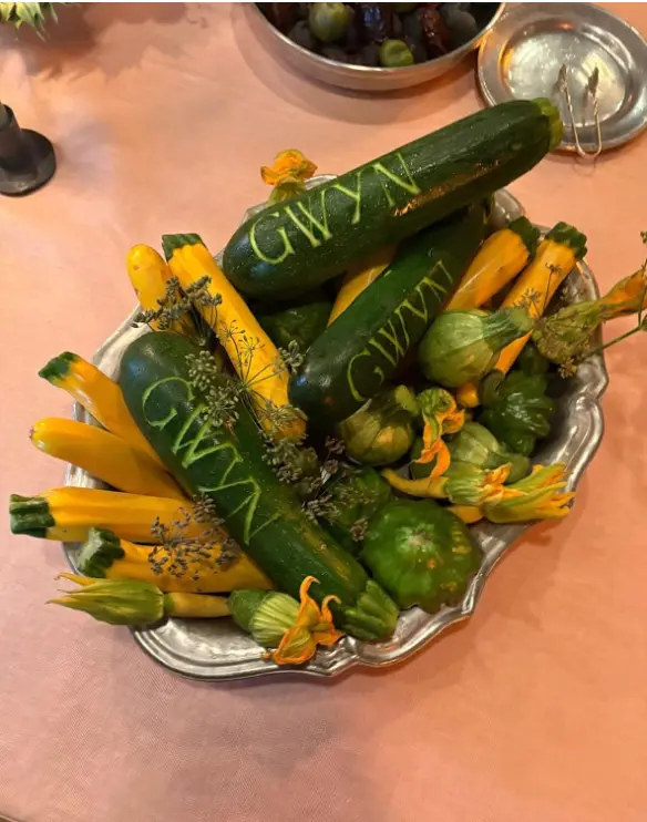 Mesa de recepción con arreglos florales