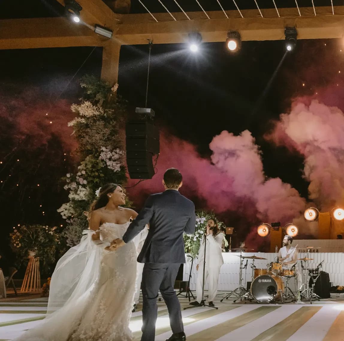 Mesa de recepción con arreglos florales