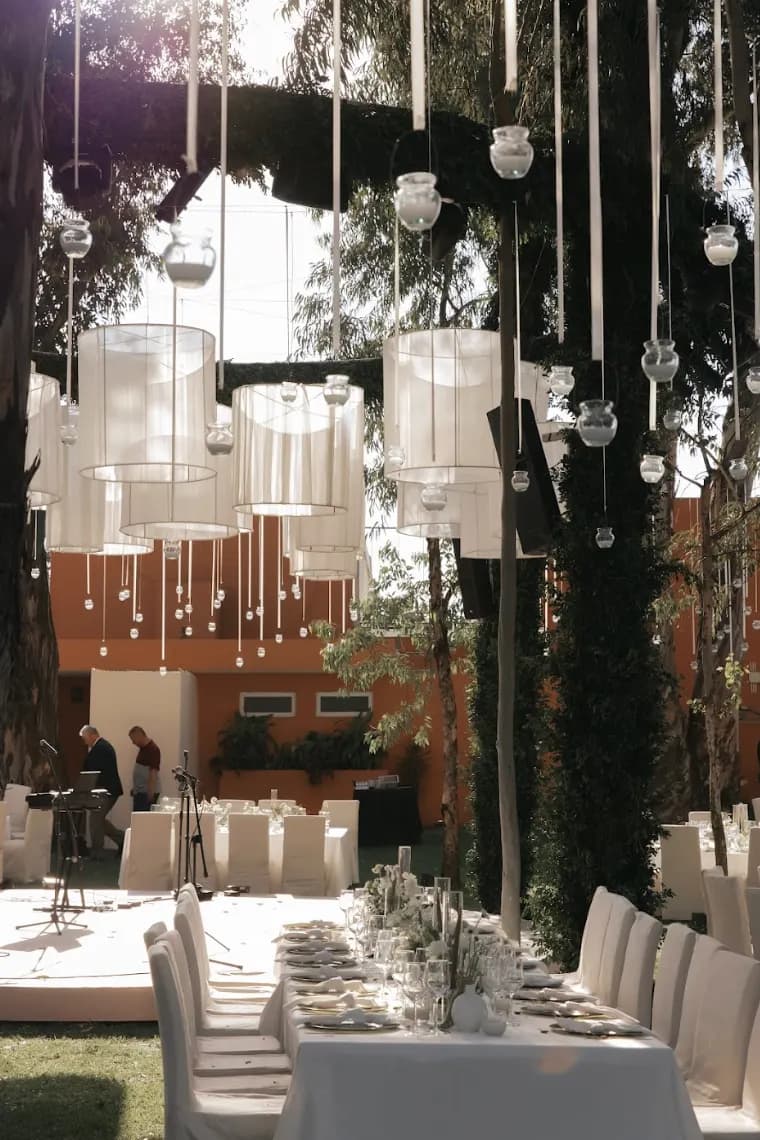 Decoración de ceremonia en bosque