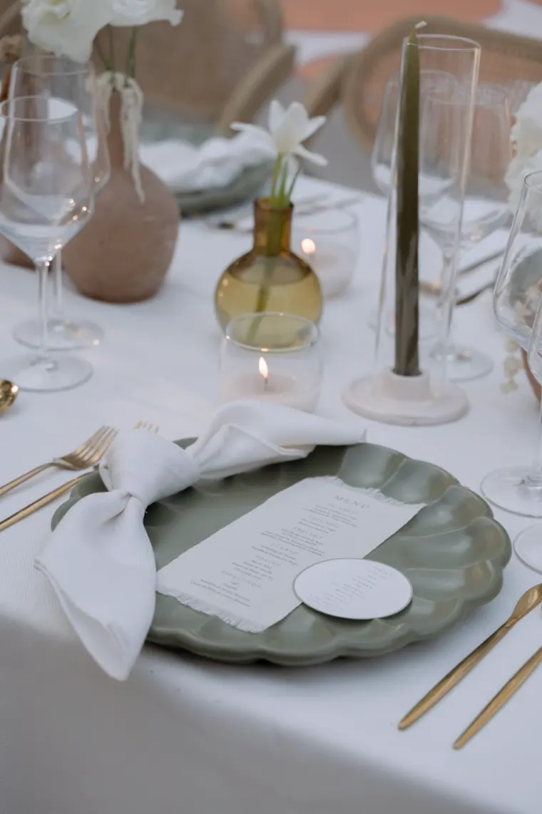 Mesa de recepción con arreglos florales